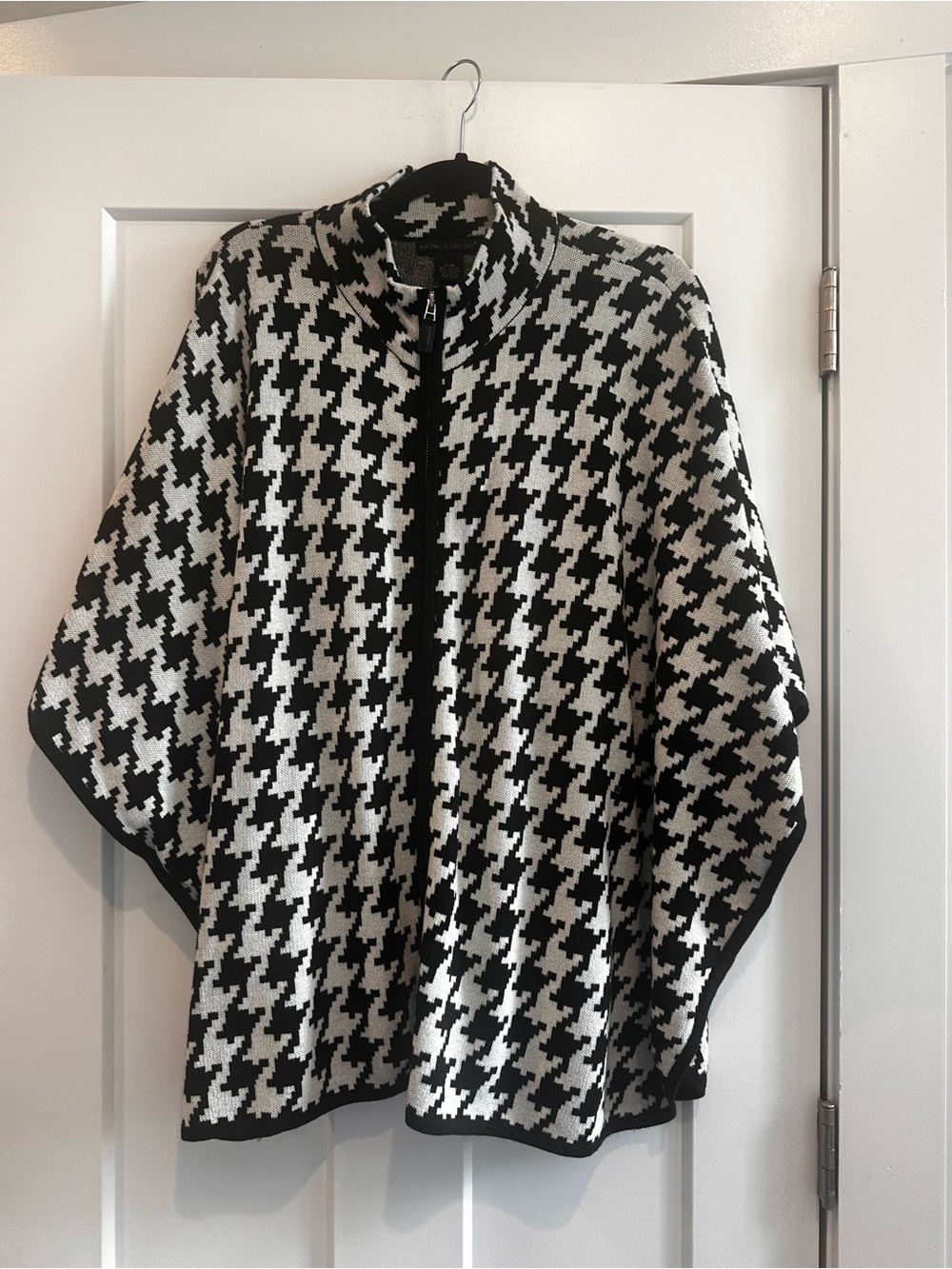 Predecir Black & White Houndstooth Zip-Front Poncho